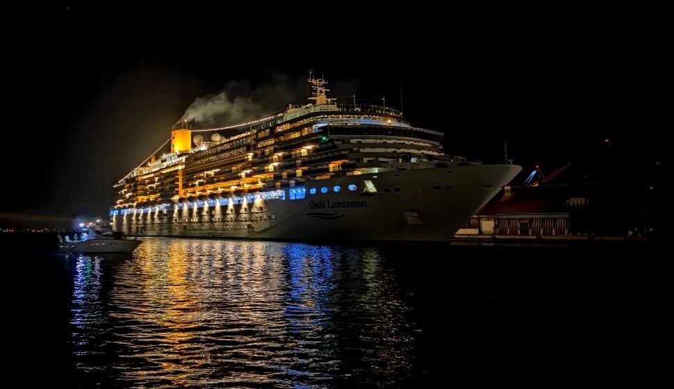 Nave da crociera che esce dal porto