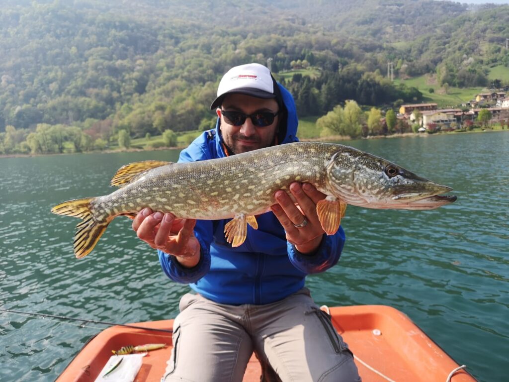 Luccio dal pedalò al Lago d'Endine