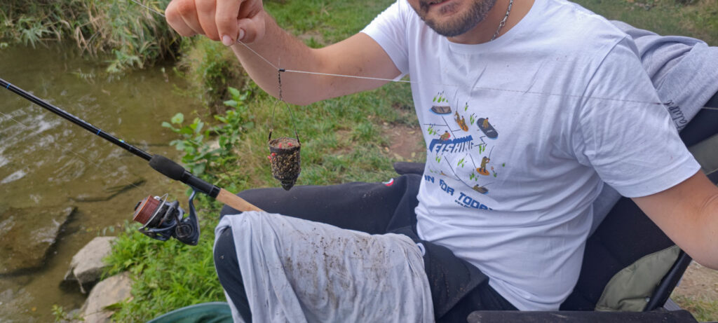 Montatura per pescare a feeder nel lago