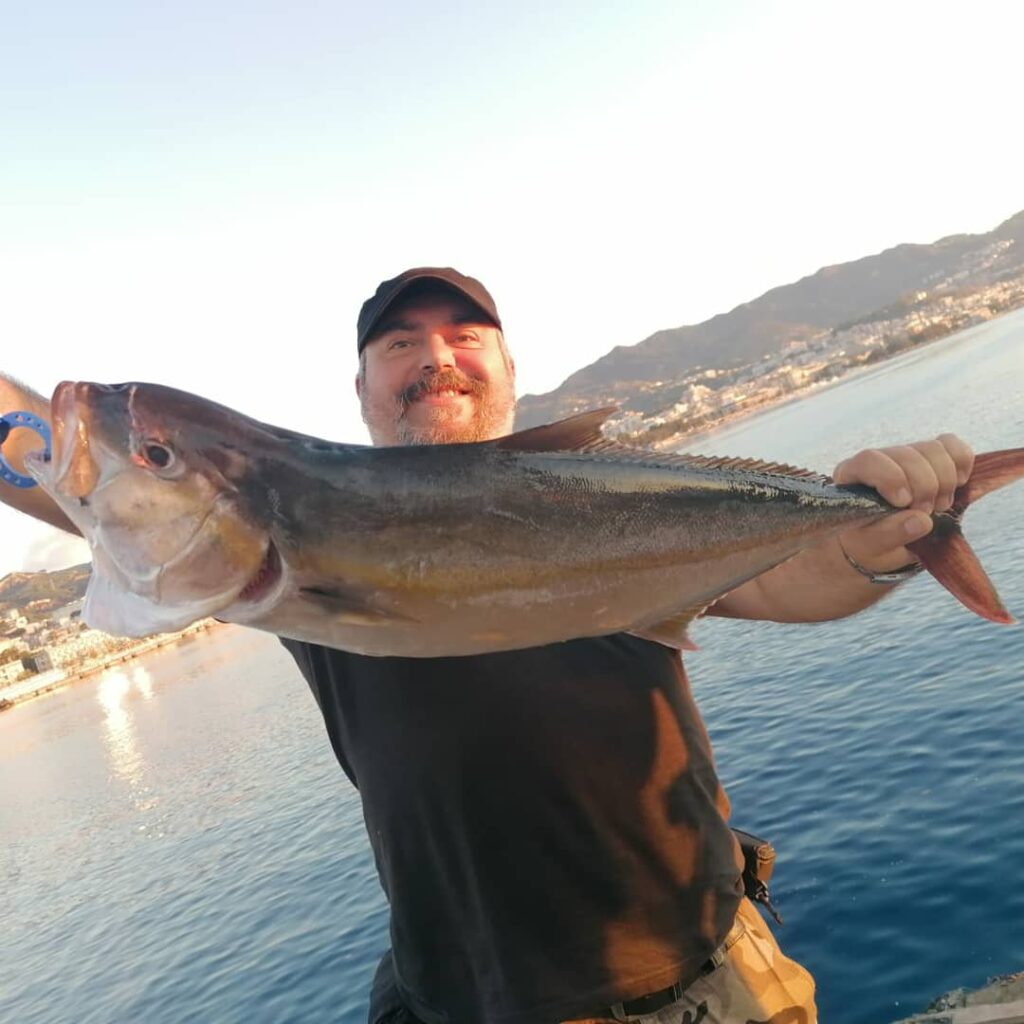 ricciola presa a shore nello stretto di messina