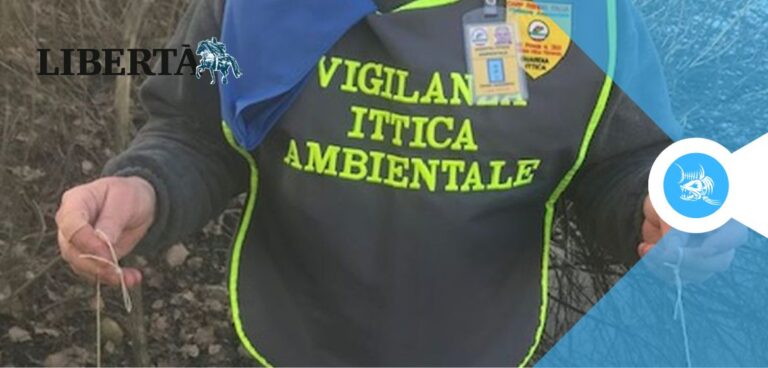 Guardie ittiche con corde e ami in mano