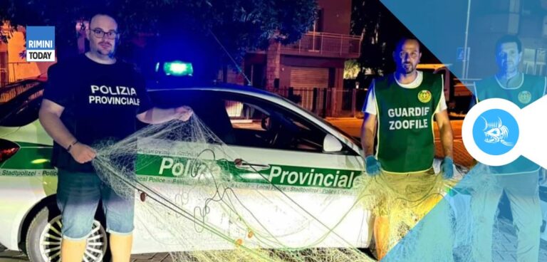 Guardie con la rete illegale trovata nella foce del fiume