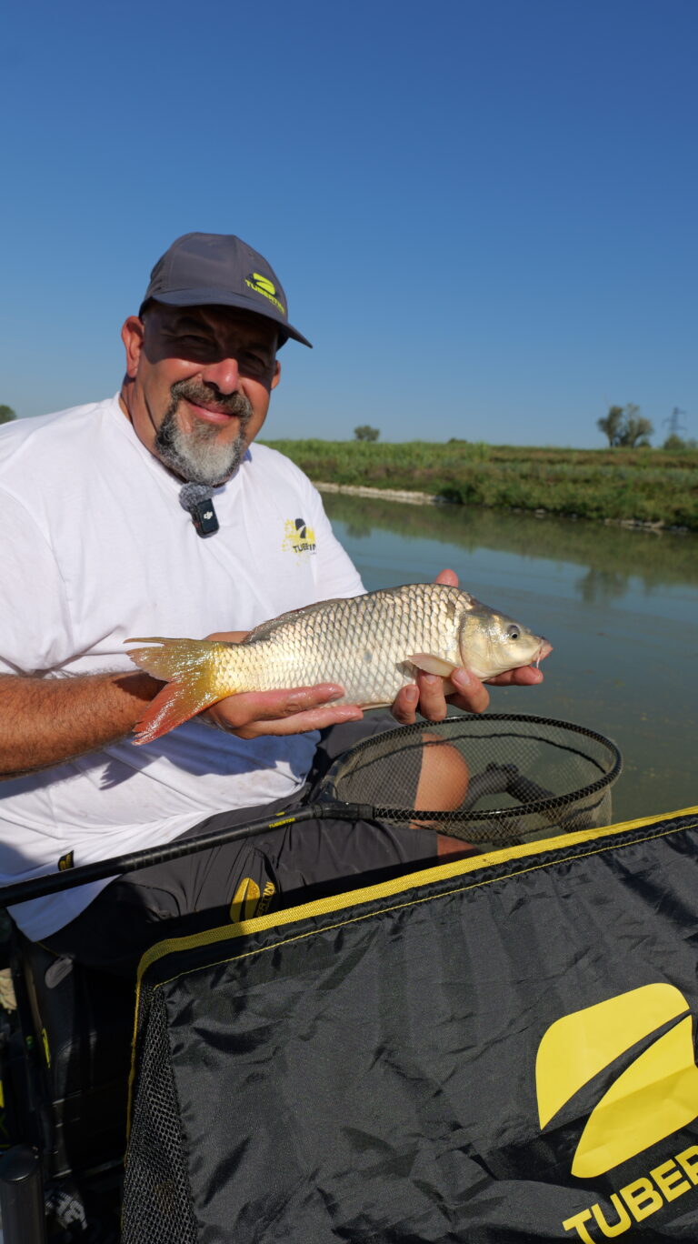 Marco Genovesi con una carpa del Canale Lorgana