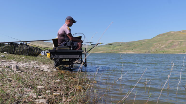 La comodità della sponda del Basentello che permette la pesca a ridosso dell'acqua