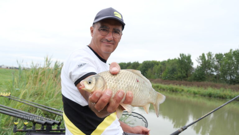 Ferruccio Gabba con un carassio della Fiuma in mandria