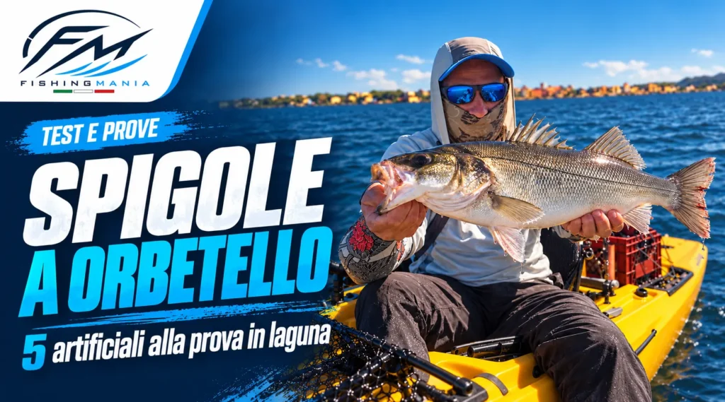 Pescatore su un kayak giallo mostra una spigola catturata nella laguna di Orbetello.